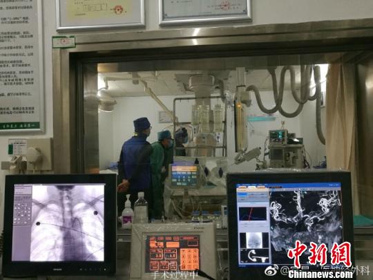 刘先生正在医院进行手术 杨添龙 摄