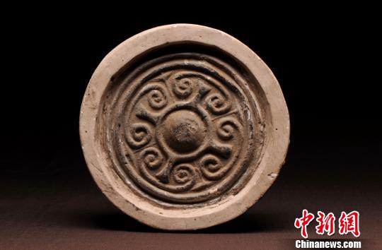 图为出土的云纹瓦当。 奇台县文物局供图