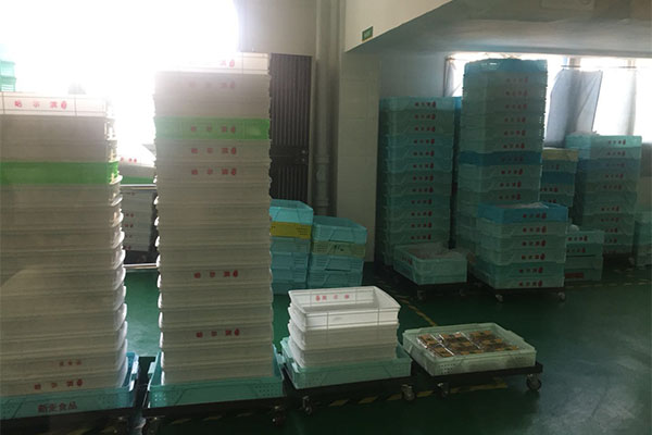 上海市人大代表暗访老字号后厨:点心师傅不戴