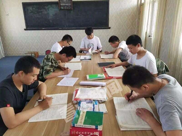 职校教师办高中:专招300分以下孩子 9年未收学费