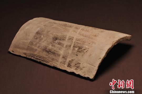 图为出土的绳纹板瓦。 奇台县文物局供图