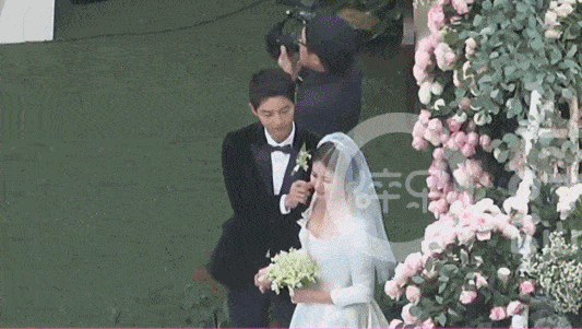 宋慧乔宋仲基大婚,新郎贴心为新娘子理乱发。