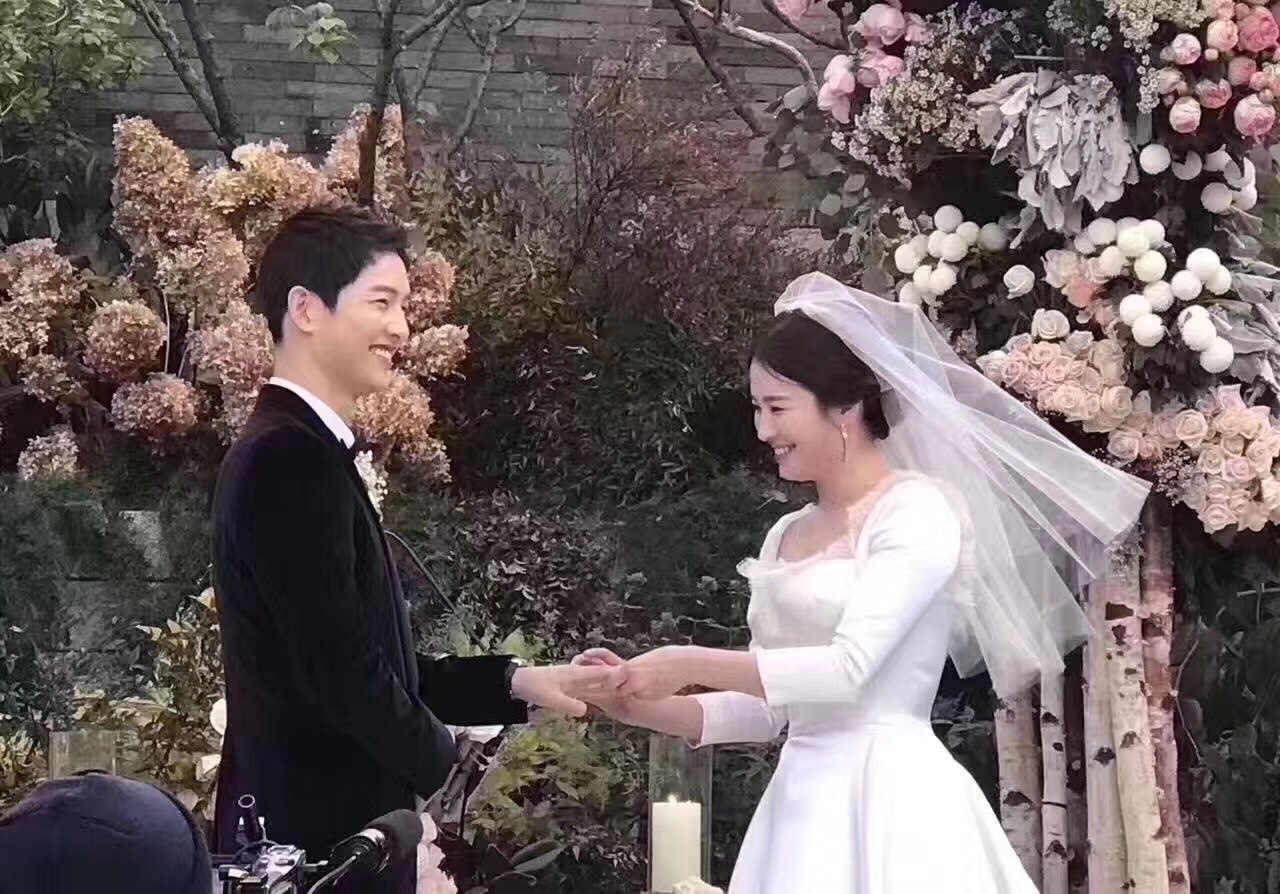婚纱照质感_光滑质感婚纱照(3)