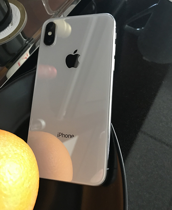 iPhoneX机身采用的是前后玻璃面板。  澎湃新闻记者 周玲 图