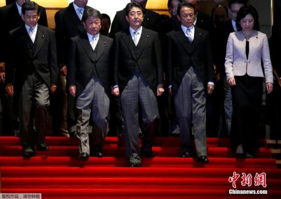 资料图：安倍当选首相后立即组建新内阁，2017年10月大选前的内阁成员全部留任。