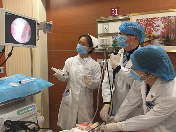 银婚纪念仪式前两天，呼吸内科主治医师郭传辉帮潘瑞澜做了一次气道清洗，帮他把肺部的痰液清理干净。