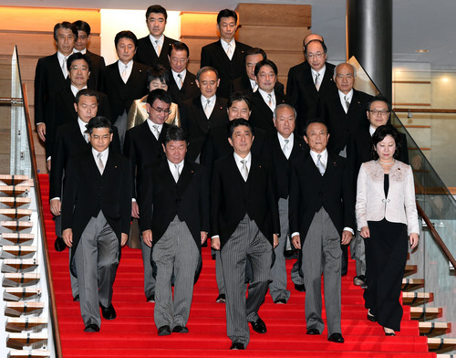 资料图片：11月1日，在日本东京首相官邸，日本首相安倍晋三（前排中）带领阁僚合影。新华社记者 马平 摄