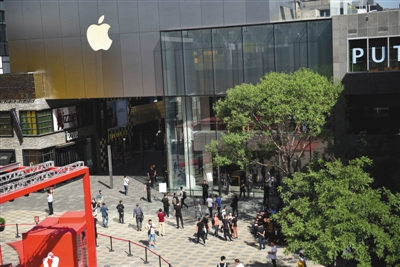 9月22日，苹果iPhone8全国开售，记者在三里屯苹果直营店看到，现场未出现大量排队的情况。新京报记者 陶冉 摄影报道