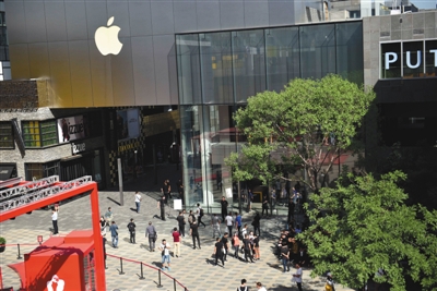 9月22日,苹果iPhone8全国开售,记者在三里屯苹果直营店看到,现场未出现大量排队的情况。新京报记者 陶冉 摄影报道