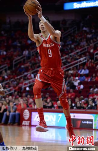 周琦打开NBA得分账户：对位“模版”，路还很长