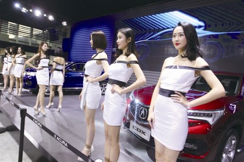 温州车博会首日来了2万多人,靓车美女热辣登场