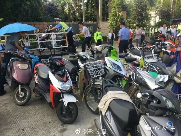 视频触目惊心!一家长骑摩托送俩孩子上学被撞