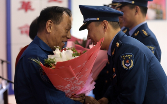空降兵某部为5名老飞行员举行告别蓝天仪式|空