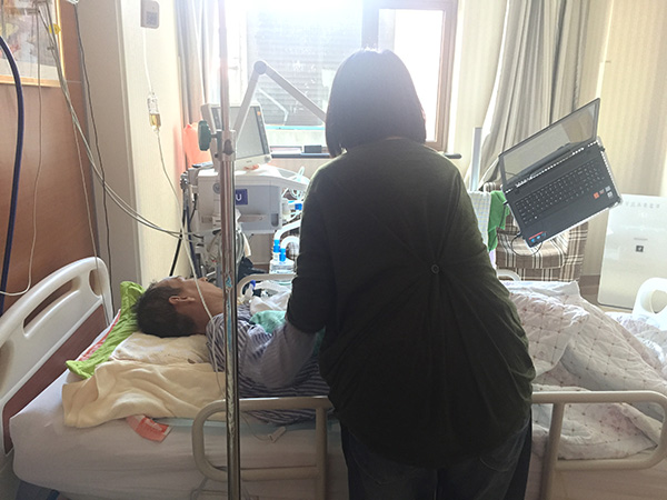 冯汉君在病房里照顾丈夫。