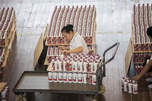 茅台厂装配工人。图片来源：视觉中国电商争抢