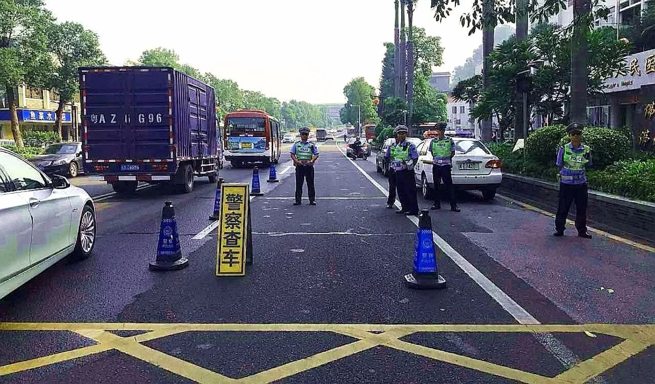 卡查车 10月23日上午,西樵交警中队在佛山市第五人民医院(下称五院)