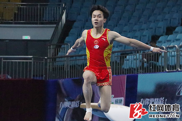 屈瑞阳谭迪亮相全国体操冠军赛 将携手参加体操世界杯
