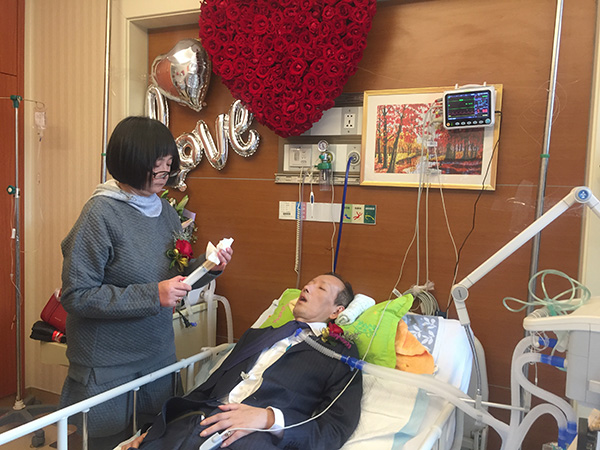冯汉君在病房里照顾丈夫。