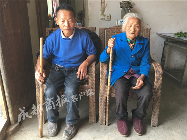 赵伦彬和83岁的母亲都靠棍子才能行走，他手里的竹棒曾是殴打李业强的“凶器”。