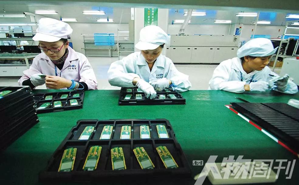 2010年，江西九江共青城工业园区，赛龙通信公司的工作人员在进行手机芯片生产作