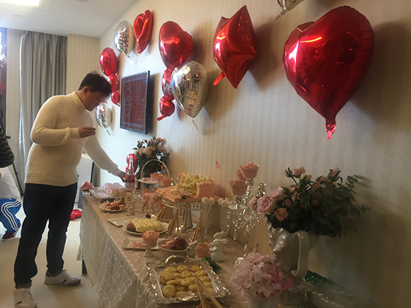 2017年10月29日，47岁上海阿姨冯汉君与51岁丈夫潘瑞澜的银婚纪念仪式在病房举行。本文图片均由 澎湃新闻记者 陈斯斯 摄