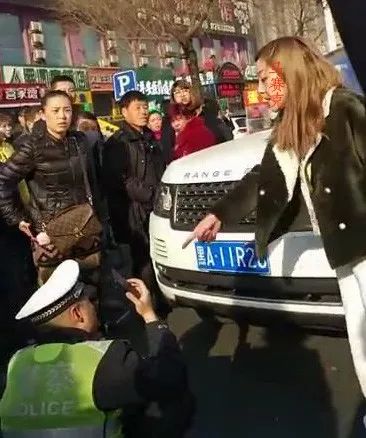 撒泼女当街猥亵男协警!作大劲了终于作进了拘