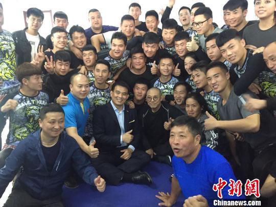李连杰与营员们合影。 吴兰 摄 图片