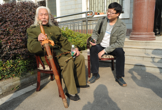 黄云彪老人（左一）。图片来源于刘路
