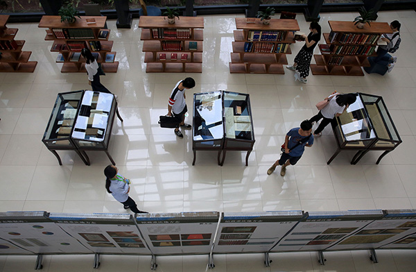 几名大学生在西南大学图书馆参观重庆地方志展览。视觉中国 资料