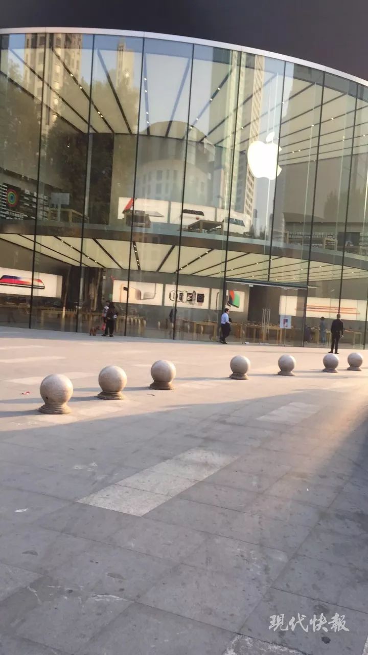 iPhone X 最火爆的现场竟然在朋友圈!成都最早