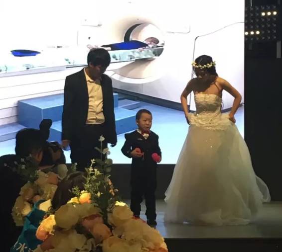 哈尔滨一名四岁男孩和自己妈妈办婚礼,原因让