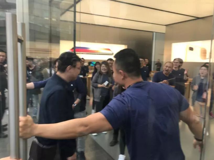 iPhone X 最火爆的现场竟然在朋友圈!成都最早