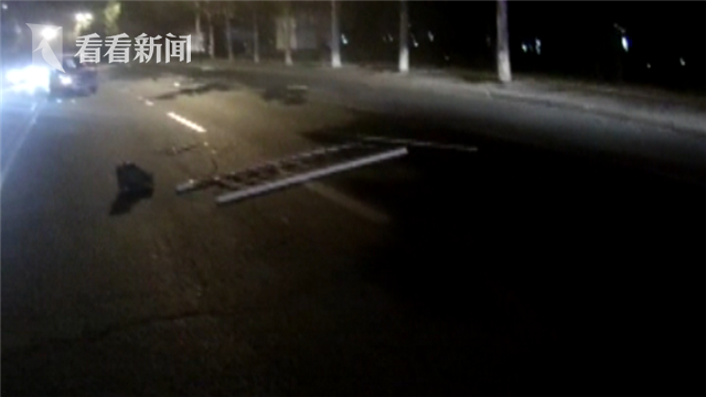 司机被远光灯“闪瞎眼” 紧急刹车连撞10余截护栏