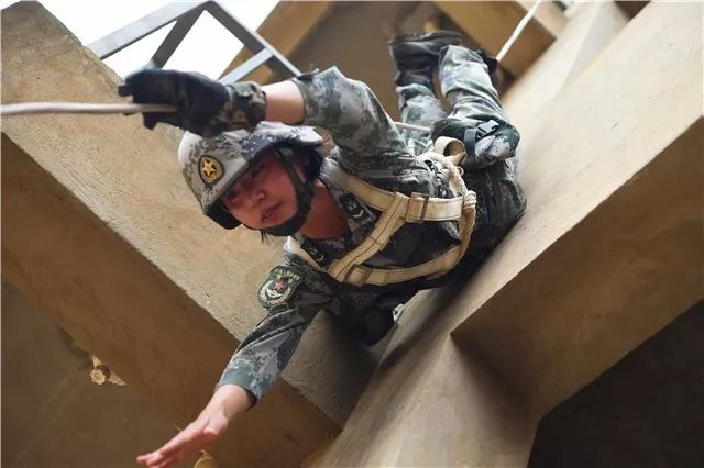 第75集团军某旅大学生女兵群体先进事迹走进