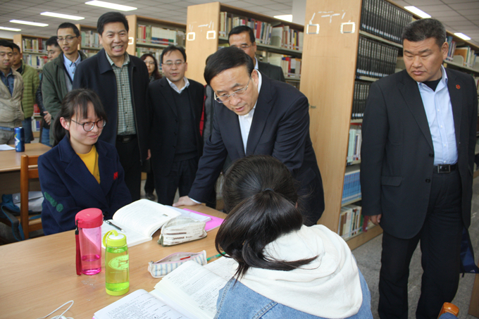 学校领导再次调研学生自习空间改善工作|图书