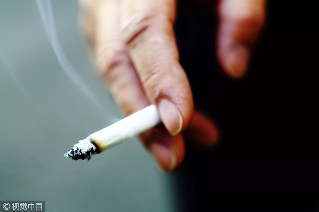 老人电梯里抽烟,被邻居劝阻后突发心脏病离世