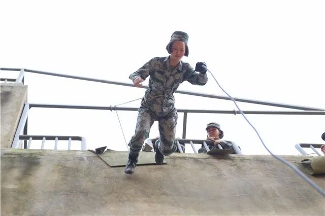 第75集团军某旅大学生女兵群体先进事迹走进集团军机关|通信|王婷|摄影_新浪军事_新浪网