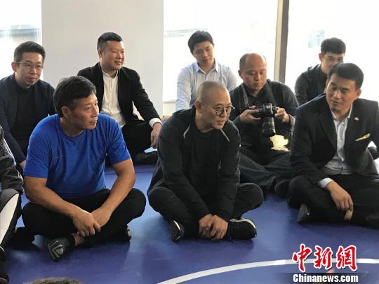 李连杰与营员们交流 吴兰 摄 图片