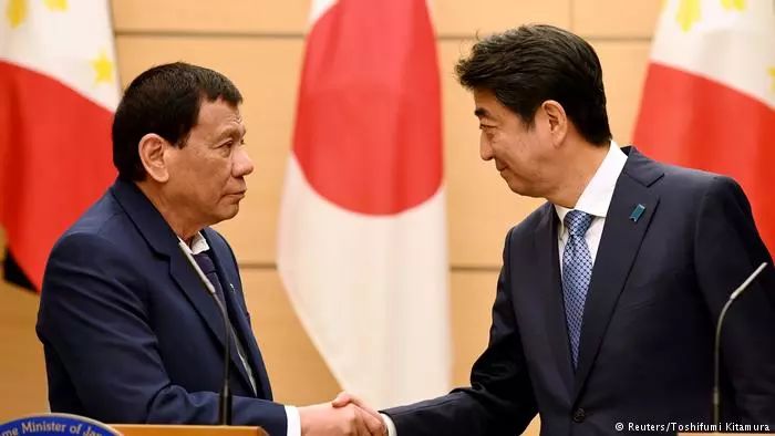 ▲日本首相安倍（右）会见杜特尔特。（路透社）