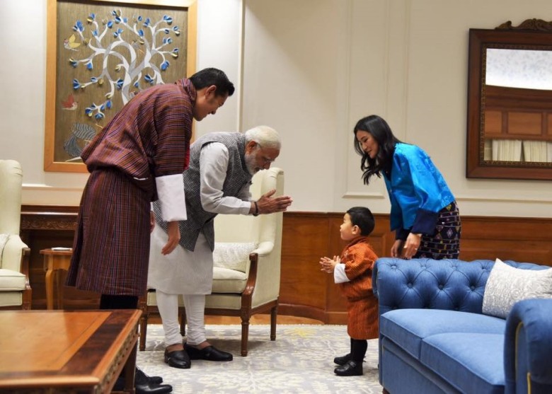  不丹小王子随父亲会见印度总理莫迪。（图片来源：香港东网）