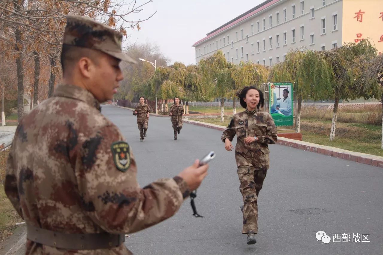 练兵备战 | 驻疆某团组织军官进行体能考核|仰卧