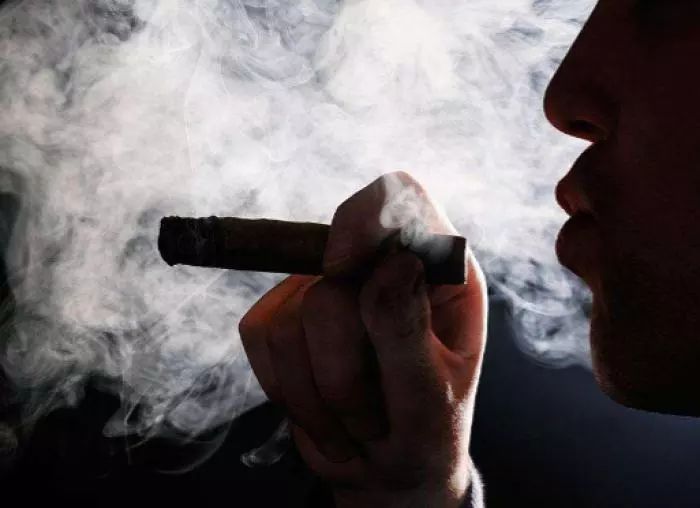 电梯里劝阻老人吸烟,对方竟心脏病突发离世…