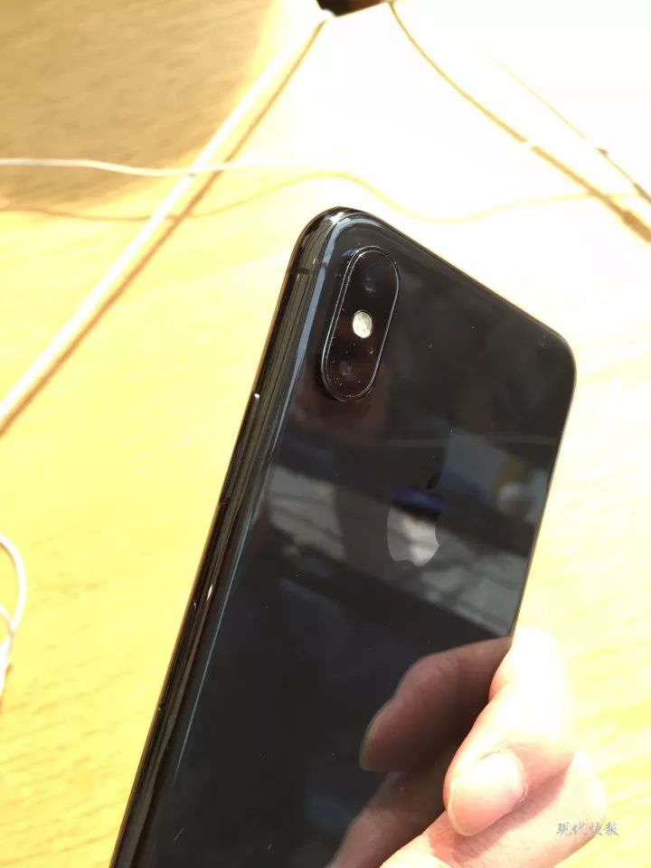 iphone x采用金属边框,这也就意味着使用时可能会留下划痕.