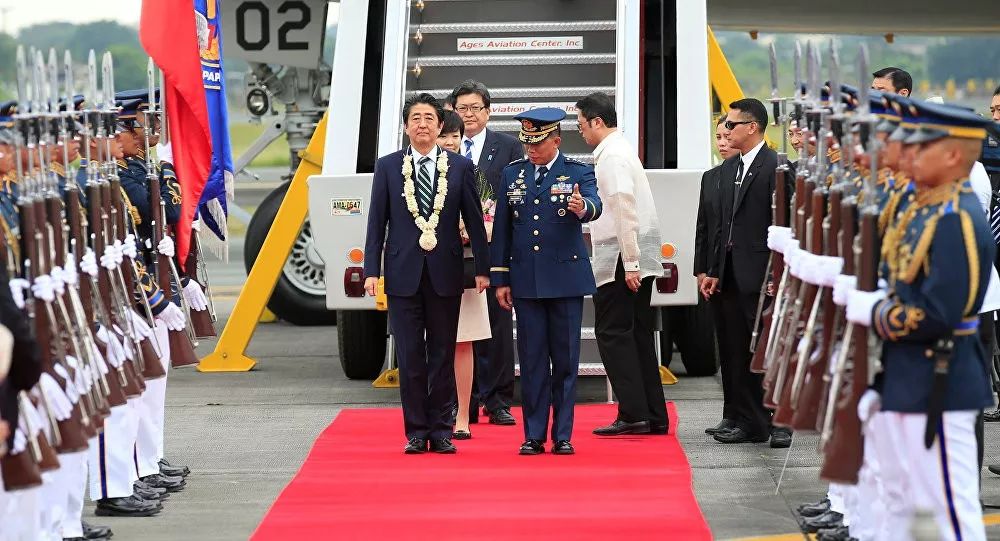 ▲资料图片：2017年1月12日，日本首相安倍访问菲律宾。（路透社）