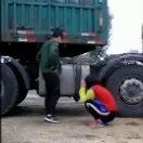 油被偷了，卡嫂蹲地上呜呜大哭，看的人心酸……