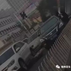 螳螂捕蝉，黄雀在后！这位碰瓷的大爷厉害了...