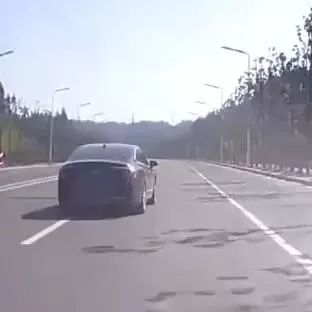 路怒司机脑子一热，居然做出这疯狂一幕！