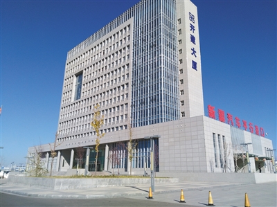 霍尔果斯开建大厦，里面的查验业务楼8楼是一家代理注册公司，该地址上注册的企业有近千家。