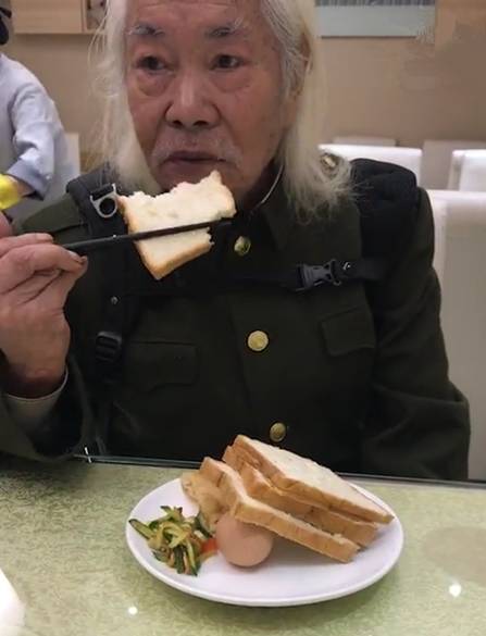 老人携35万寻战友儿子 十几个“战友妻”打爆电话