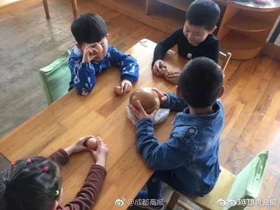 让在树叶上写拼音,小学生扛芭蕉叶交作业!亲爹